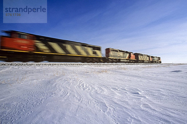 Verschieben von Lokomotiven entlang einer Eisenbahnstrecke im Winter  in der Nähe von Winnipeg  Manitoba  Kanada
