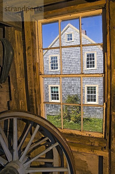 Ansicht des Bauernhaus Scheune Fenster historische Acadian Village in West Pubnico  entlang der Ufer der Acadian und Atlantik in Nova Scotia  Kanada.