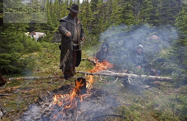 Camp Fire auf einen Ausritt durch die Itcha Mountains in British Columbia Kanada
