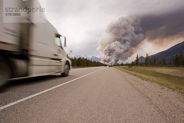 Große LKW am Yellowhead Highway und große vorgeschriebenen brennen  Jasper Nationalpark  Alberta