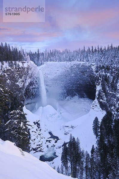 Helmcken Falls im Winter mit kumulierten Schnee Eis Kegel  Wells Gray Provincial Park  British Columbia  Kanada