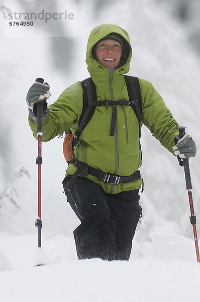 Junge Womansnowshoeing auf dem ersten Lake Trail in Seymour Mountain. North Vancouver  British Columbia  Kanada