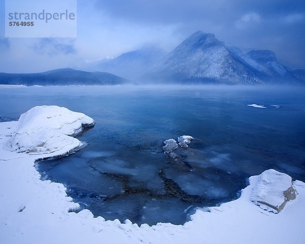 Ein sehr kalten Wintermorgen am Lake Minnewanka in Banff Nationalpark  Alberta  Kanada