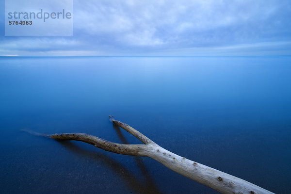 nahe Wasserrand Biegung Biegungen Kurve Kurven gewölbt Bogen gebogen Wolke Abend Ehrfurcht See Huronsee Lake Huron Kanada Ontario