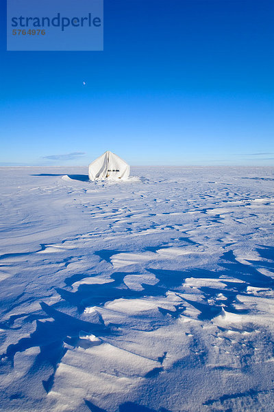 Eis Angeln Zelt am Lake Winnipeg  Manitoba  Kanada