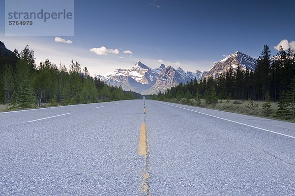 Autobahn 93 im Jasper-Nationalpark  mit MT. Christie  Brüssel Peak und Mt. Fryatt  Kanada