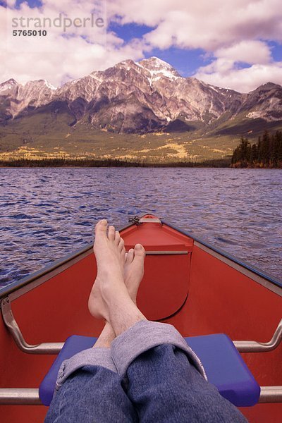 Person entspannend innen Kanu auf Pyramid Lake  Jasper Nationalpark  Alberta  Kanada