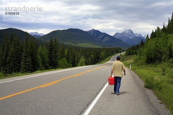 Treiber gehen mit Gas kann am Berg Highway  Kananaskis Provincial Park  Alberta  Kanada