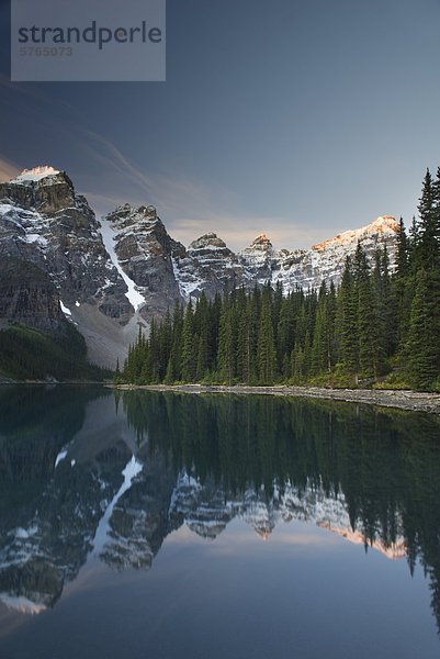 Wenkchenma Peaks  Moraine Lake  Banff Nationalpark  Alberta  Kanada