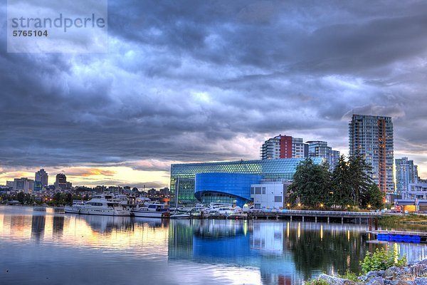 Edgewater Casino  False Creek  Abend  Vancouver  British Columbia  Kanada