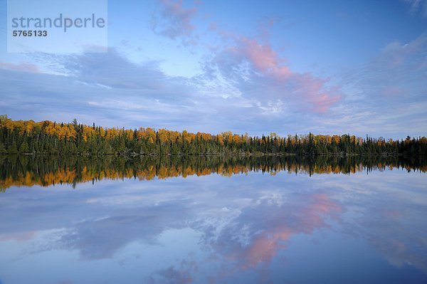 Sonnenuntergang Himmel über kleine kanadische Schild See  mit Herbst Espen