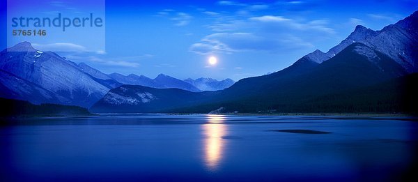 Mond-Aufstieg über Spray Seen in Spray Lakes Provincial Park  Alberta  Kanada