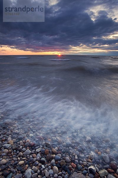 Sonnenuntergang am Ufer des Lake Huron nahe Grand Bend Ontario