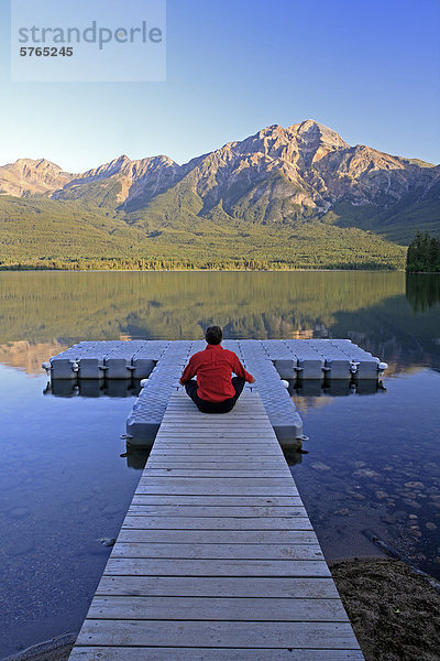 Mittelalter über männliche meditieren dock am Pyramid Lake  Jasper Nationalpark  Alberta  Kanada.