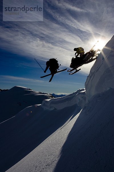 Skifahrer Snowmobile Gesims  Whistler  BC  Kanada