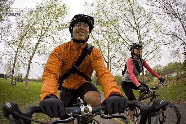 Zwei Radfahrer pendeln in der Innenstadt von Calgary  AB