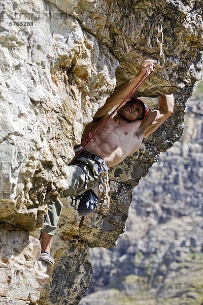 Ein junger Mann eine Sport-Route am Lake Louise  AB-Klettern