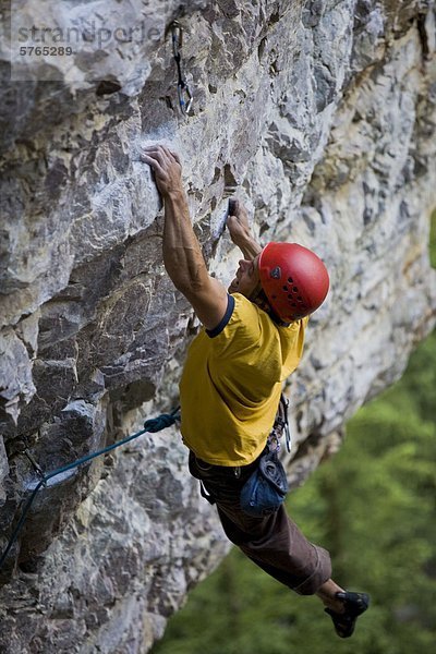 Ein Mann Sportklettern am Lake Louise  AB