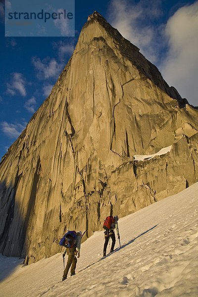 Zwei weibliche Kletterer Wanderung in Richtung Bugaboo/Snowpatch Col im Bugaboo Provincial Park  BC.