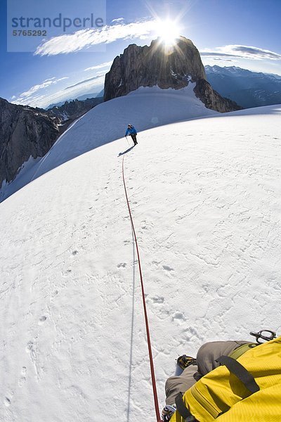 Ein weiblicher Kletterer steigt gegenüber den Nordostkamm - North Howser  Bugaboos  v. Chr.