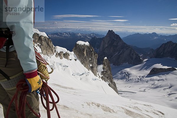 Ein weiblicher Kletterer steigt der Nordosten Ridge - North Howser  Bugaboos  v. Chr.