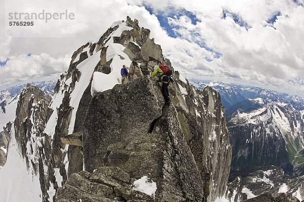 Zwei weibliche Kletterer besteigen den Nordosten Grat - North Howser  Bugaboos  v. Chr.