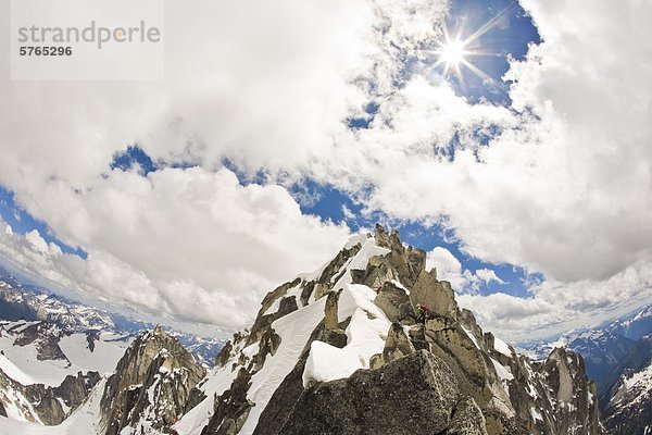 Zwei weibliche Kletterer besteigen den Nordosten Grat - North Howser  Bugaboos  v. Chr.