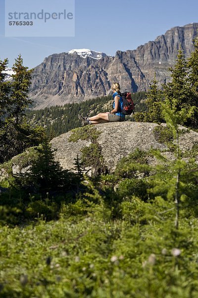 Ein Wanderer entdecken die Spuren des Sunshine Wiesen  Banff-Nationalpark  AB