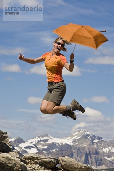 Einem weiblichen Wanderer wird albern in Sunshine Wiesen  Banff Nationalpark  AB