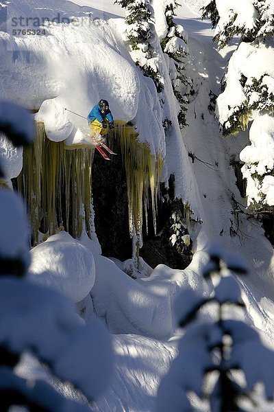 Whistler Backcountry  fällt Skifahrer springen von Eis