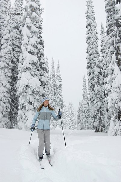 Eine junge Frau Skilangläuferin macht Spuren in den Monashee Backcountry  Britisch-Kolumbien