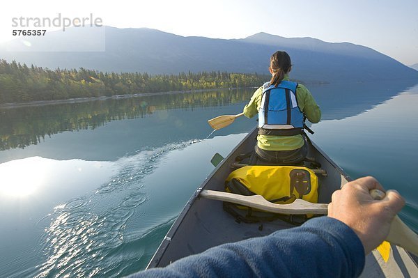 Paddeln Kanu auf ein Herbstmorgen am Chilko Lake  British Columbia  Kanada