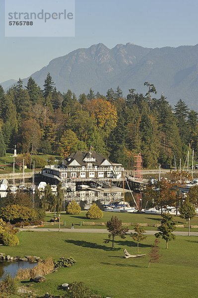 Devon Harbour Park  Vancouver Ruderclub  Stanley Park und North Shore Mountains  Vancouver  British Columbia  Kanada