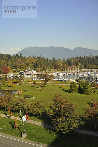 Devon Harbour Park  Vancouver Ruderclub  Stanley Park und North Shore Mountains  Vancouver  British Columbia  Kanada