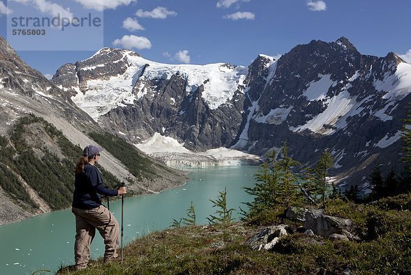 Wanderer hoch über See der hängende Gletscher  Purcell Mountains  British Columbia  Kanada