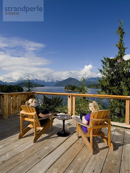 Fröhlichkeit Sonnenstrahl Freundschaft Schönheit Tag Landschaftlich schön landschaftlich reizvoll Lodge Landhaus British Columbia Kanada Westküste