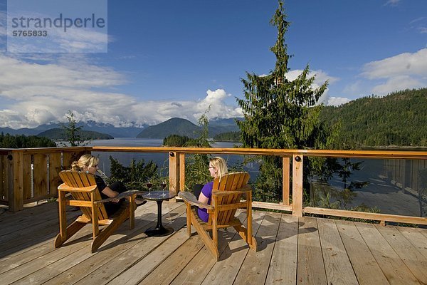 Fröhlichkeit Sonnenstrahl Freundschaft Schönheit Tag Landschaftlich schön landschaftlich reizvoll Lodge Landhaus British Columbia Kanada Westküste