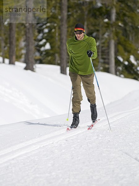 Ein Langlauf Skirennfahrerinnen genießt die präparierten Loipen bei Dakota Ridge  in der Nähe von Gibsons  British Columbia  Vancouver Küste und Bergregion  Kanada