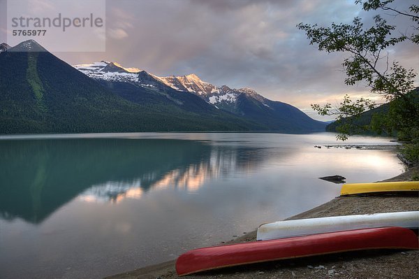 Sonnenuntergang über Lanezi See im Bowron Lake Park British Columbia  Kanada