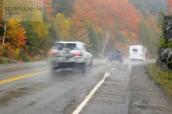 Autobahn 60 betrachtet durch ein Regen-getränkten Fenster  Algonquin Provincial Park  Ontario  Kanada