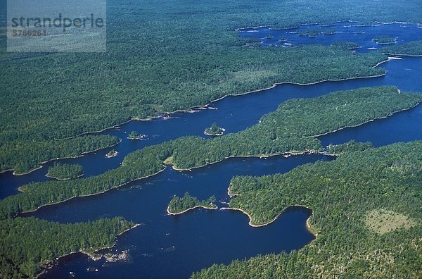 Luftbild von östlichen und westlichen ausgeführt Conncecting Kejimkujik Lake und Lake George. Kejimkujik-Nationalpark  Nova Scotia  Kanada.