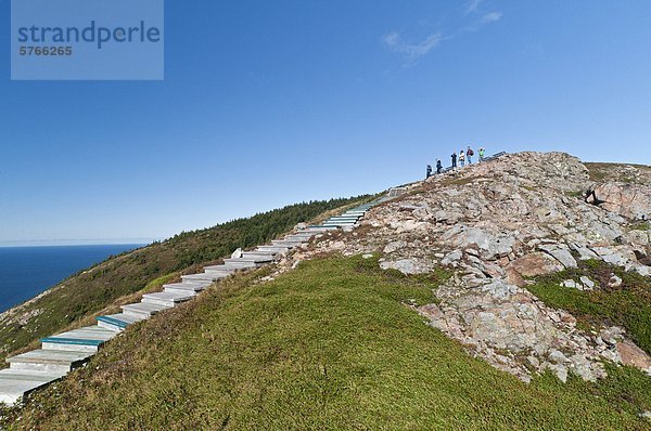 Wanderer auf dem Skyline Trail  Cape Breton Highlands NP  Nova Scotia  Kanada. Treppenhaus schützt zerbrechliche alpinen Gelände. Kein Model-Releases.