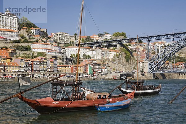 Dom Luis Brücke über den Douro-Fluss mit traditionellen Portwein festgemachten Boote  Porto  Portugal  Europa