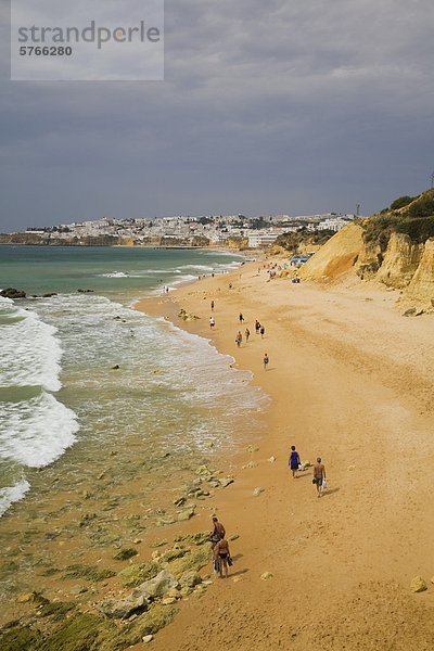 Strand von Albufeira in der Algarve Portugals  Europa