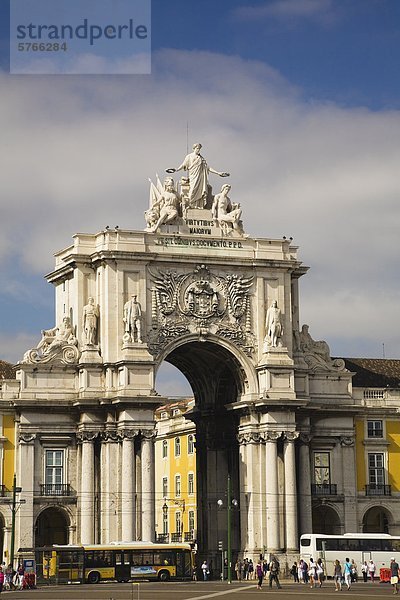 Touristen zu Fuß über die Praca tun Commercio (Commerce Square) mit der Rua Augusta Bogen im Hintergrund  Lissabon  Portugal  Europa