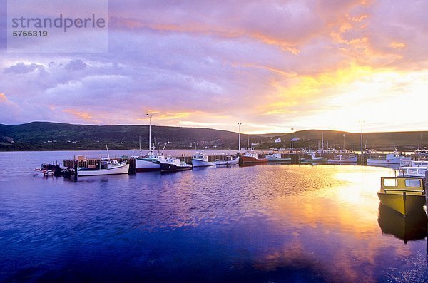 Anlegeplatz an Sonnenuntergang  Bay St. Lawrence  Cape Breton  Nova Scotia  Kanada