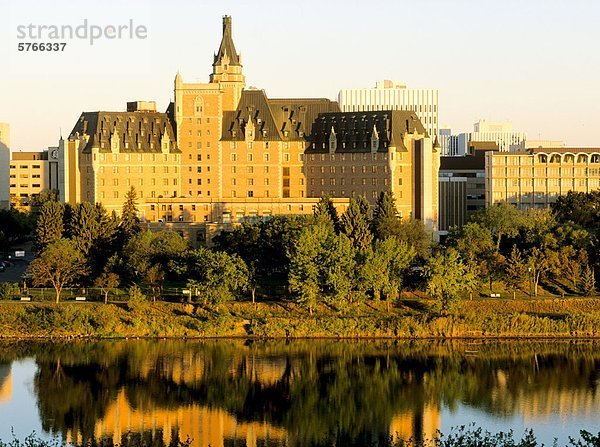 Delta Bessborough Hotel  South Saskatchewan River  Saskatoon  Saskatchewan  Kanada