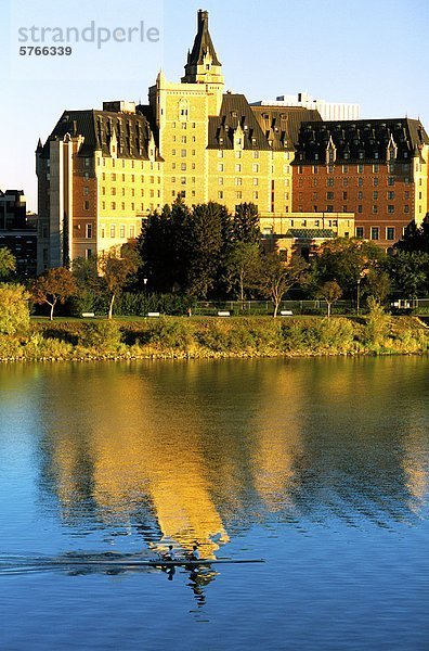 Delta Bessborough Hotel  South Saskatchewan River  Saskatoon  Saskatchewan  Kanada