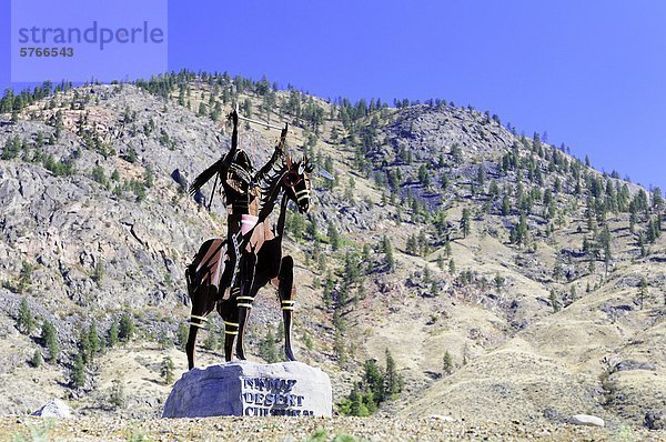 Eine Statue von einem native Indian mit Kopf Kleid  auf einem Pferd am Nk'Mip Desert Cultural Centre  Osoyoos  Britisch-Kolumbien  Kanada