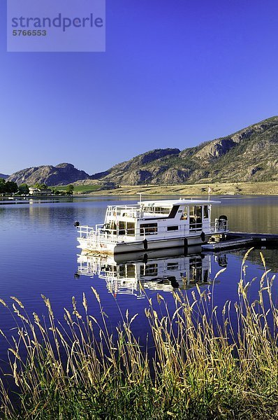 Ein Hausboot liegt am Osoyoos Lake in Osoyoos  Britisch-Kolumbien  Kanada